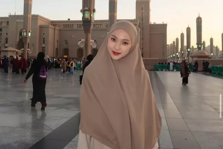 Sejumlah brand ternama putuskan kontrak kerja sama dengan Julia Prastini usai isu perselingkuhannya mencuat ke publik (Instagram/@juliaprt7)