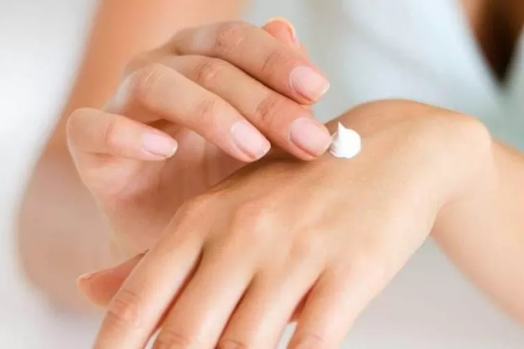 Bahan utama Vaseline adalah petroleum. Meskipun terdengar mirip dengan produk turunan minyak bumi lain seperti bensin atau minyak tanah, petroleum jelly berbeda.