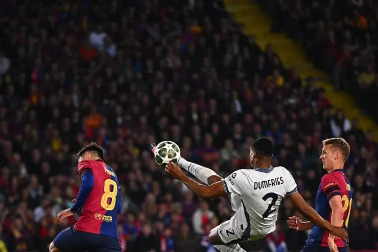 Gol spektakuler dari Dumfries ke gawang Barcelona (Instagram Inter Milan)