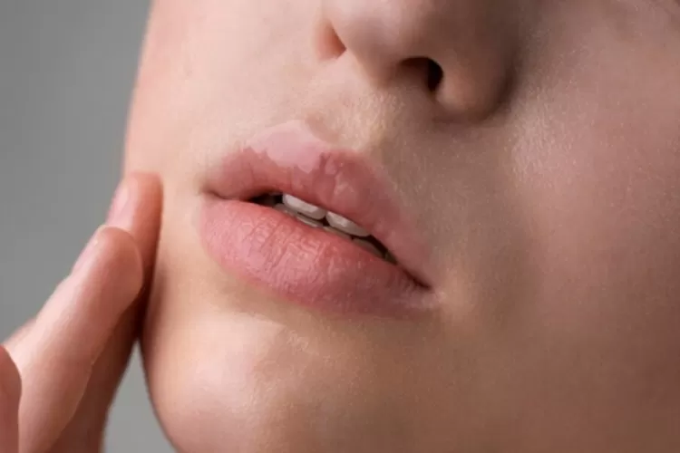 Ilustrasi - Tips alami mencerahkan bibir gelap dengan madu, minyak kelapa, gula, dan mentimun agar tampak sehat, lembap, dan lebih cerah. (Foto: Freepik/freepik)