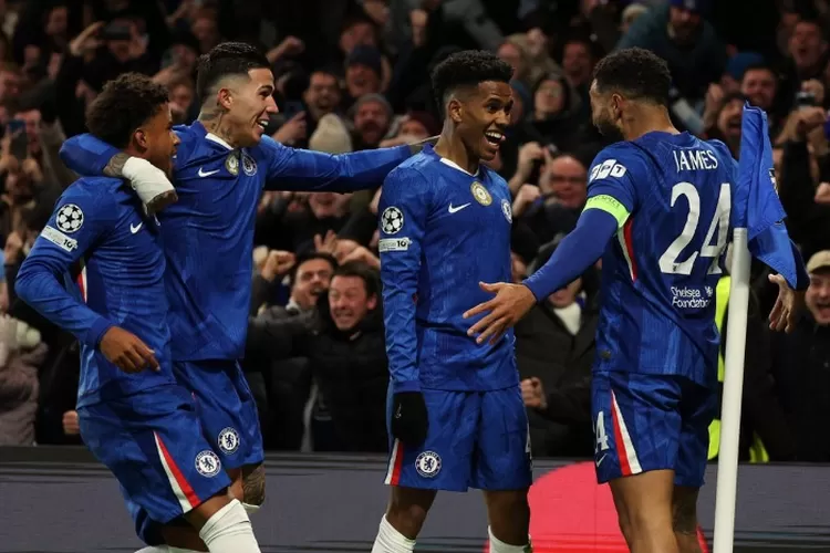 Estevao Willian merayakan golnya ke gawang Barcelona. (x.com/chelseafc)