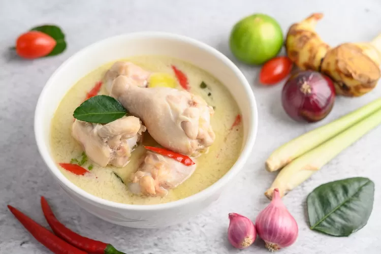 Resep opor ayam putih yang menggoda selera (Foto/Freepik)