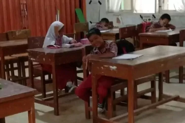 Siswa siswi kelas 4 SD belajar matematika dengan gembira (Gina Qurrota Aini Darmawan)