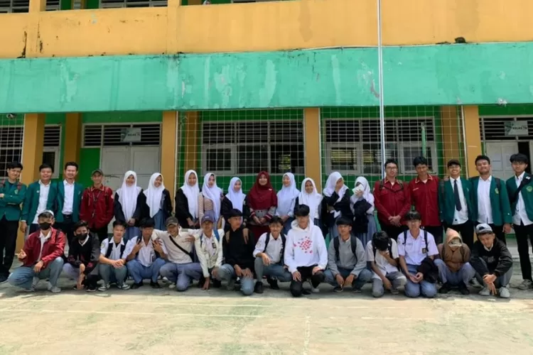 Usaha Meraih Kesuksesan Digital, Mahasiswa Prodi Teknologi Pendidikan UIKA Bogor Adakan Pelatihan Bisnis Online di SMK Bina Ikhwani, Manfaatnya Luar Bisa!