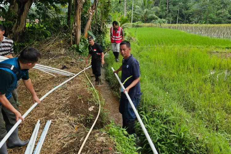 Pabrik AQUA Subang dan PDAM Tirta Rangga Distribusikan Air Bersih untuk Warga Terdampak. (Foto/Istimewa.)
