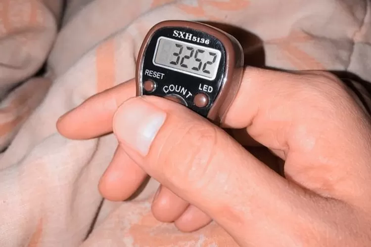 Memperbanyak doa dan dzikir di bulan Rajab in syaa Allah membawa berkah (Gina Qurrota Aini Darmawan)