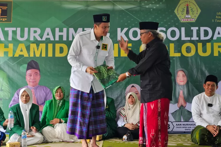 Wakil Sekretaris Majelis Syariah DPP PPP yang juga calon anggota legislatif (caleg) DPR RI nomor urut 2 dari Partai Persatuan Pembangunan (PPP) R Fathan Kamil mendapat kehormatan menjadi anggota luar biasa Himpunan Alumni Miftahul Huda (Hamida). (Foto/Istimewa.)