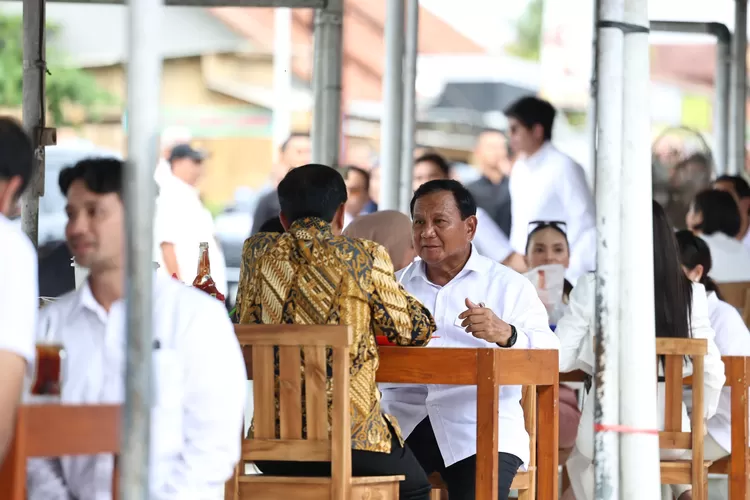 Prabowo Subianto dan Presiden Jokowi Tengah Asik Makan Bakso