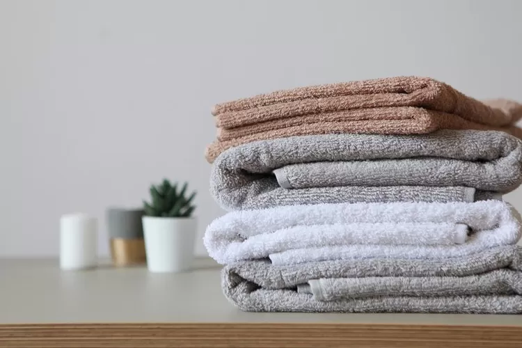 Tanda Handuk Mandi yang Harus Segera Diganti. Apakah Akan Ada Banyak Bakteri?