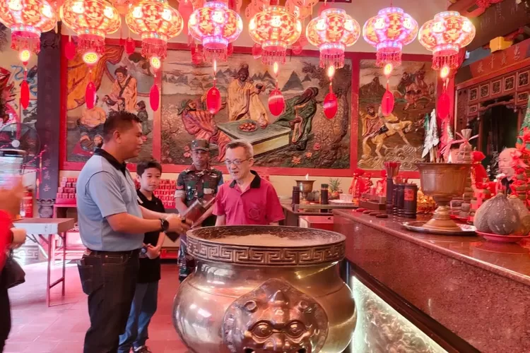 Puluhan prajurit TNI AU bersih-bersih Vihara di Bogor. (Rifki Setiadi)