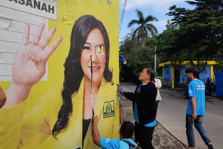 Dokter Rayendra bersama Relawan Bogor Glowing bareng menggelar aksi bersih-bersih Alat Peraga Kampanye (APK), saat memasuki masa tenang kampanye. (Foto/M Gilang.)