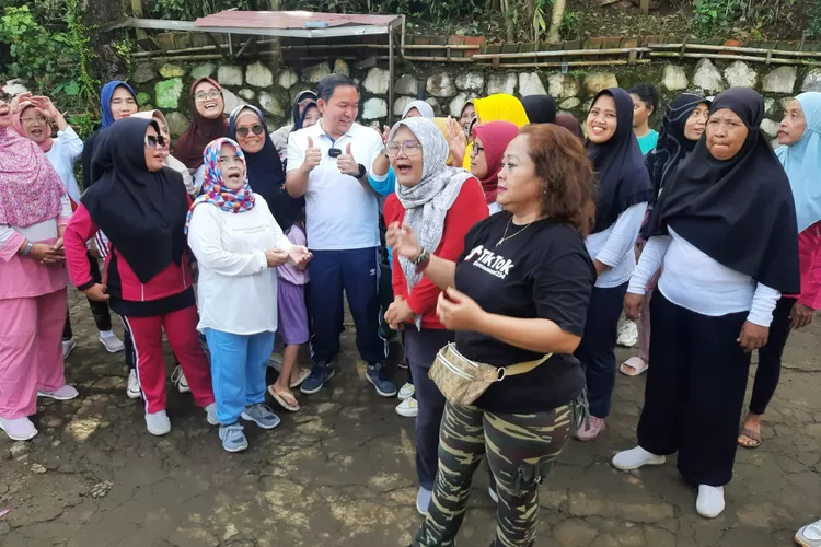 Senam Pagi Dokter Rayendra Besama Emak-emak Warga Cibogor