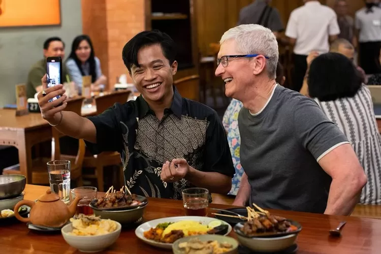 CEO Apple Tim Cook tiba di Jakarta dan bagian momen makan sate bareng content creator pengguna Iphone.