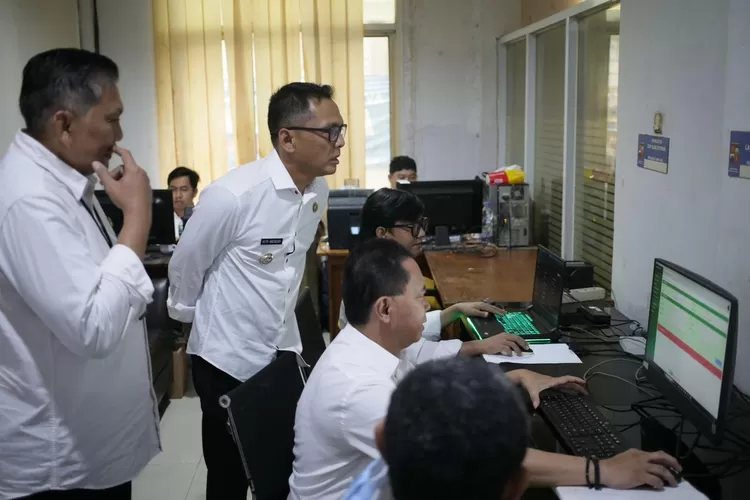 Dinas Kependudukan dan Catatan Sipil (Disdukcapil) Kota Bogor memberlakukan sistem antrean daring.