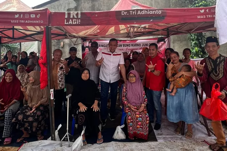 Tri Adhianto Bagikan Daging Kurban Siap Santap untuk Warga Kota Bekasi. (Foto/Istimewa.)