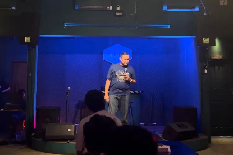 Tri Adhianto Open Mic di Acara Stand Up Comedy Kafe 3Cooks Bekasi. (Foto/Istimewa.)