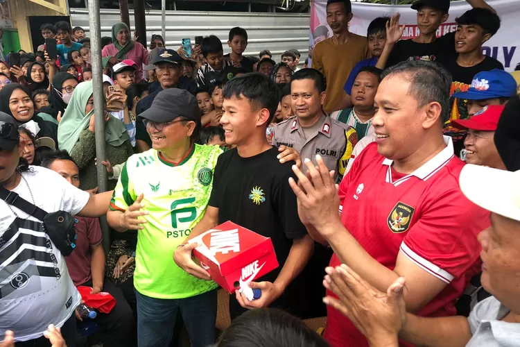 Pemain Terbaik Timnas U-16 Asal&nbsp;Cikunir Dapat Penghargaan dari Tri Adhianto. (Foto/Istimewa.)