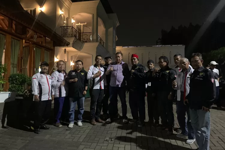 Tri Adhianto Bersama Relawan Kota Bekasi. (Foto/Istimewa.)