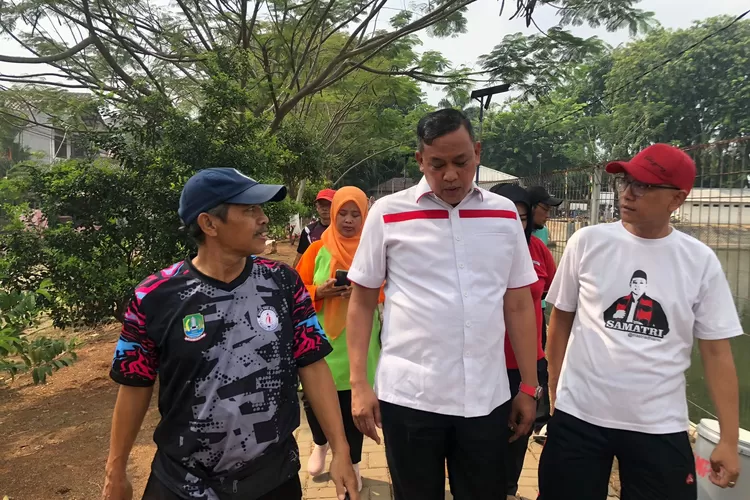 Tri Adhianto Tinjau Taman Polder Fajar Indah Bersama Warga. (Foto/Istimewa.)