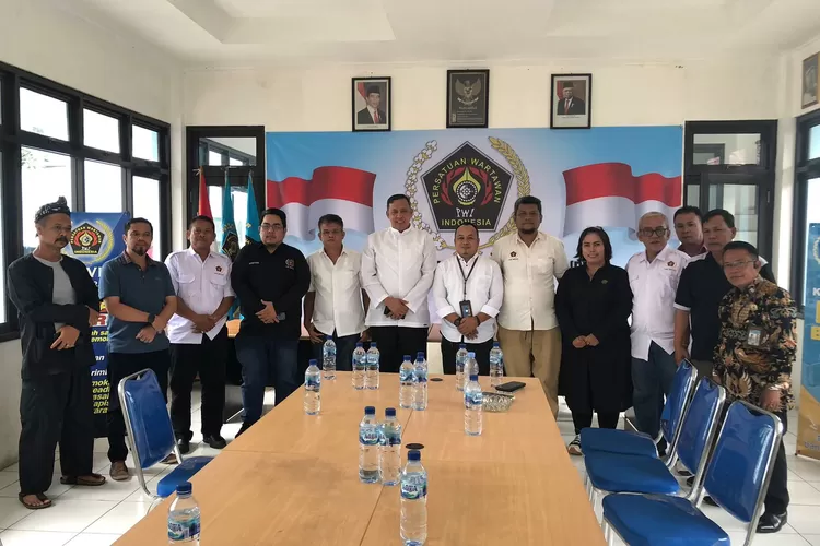 Tri Adhianto di Kantor PWI Bekasi Raya. (Foto/Istimewa.)