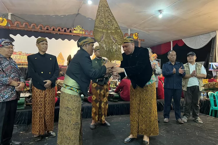 Tri Adhianto di Pentas Perayaan HUT RI ke-79 Komunitas Wayang Kulit Kota Bekasi. (Foto/Istimewa.)