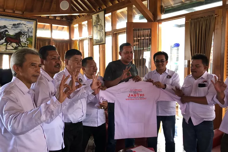 Tri Adhianto dan Relawan JasTri di Bekasi. (Foto/Lune Putty.)