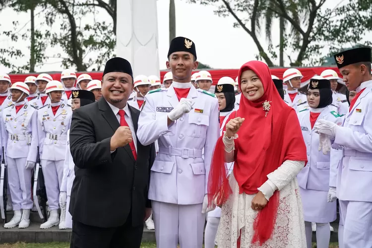 Atang Trisnanto dan Paskibraka Kota Bogor. (Foto/Humas.)
