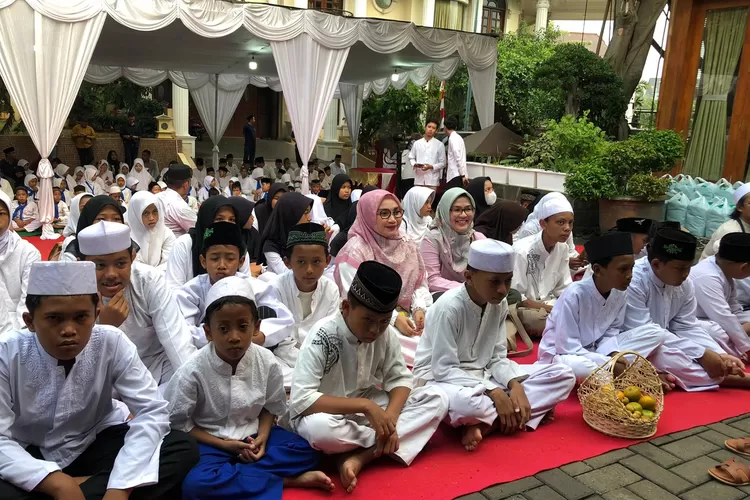 Tri Adhianto Santuni 150 Anak Yatim di Kediamannya. (Foto/Fajar Saputra.)