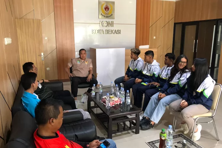 Tri Adhianto Bersama 5 Atlet Sepatu Roda Kota Bekasi. (Foto/Fajar Saputra.)