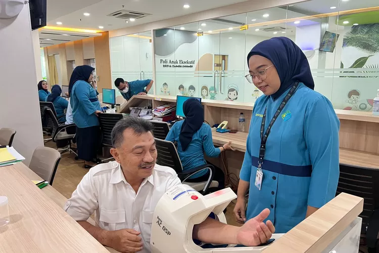 Siap Bertarung di Pilkada Kota Bekasi, Tri Adhianto dan Harris Bobihoe Jalani Pemeriksaan Kesehatan. (Foto/Fajar Saputra.)
