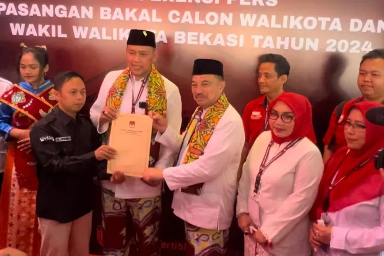 KPUD Kota Bekasi Terima Dokumen Pendaftaran Paslon Tri Adhianto dan Harris Bobihoe. (Foto/Fajar Saputra.)