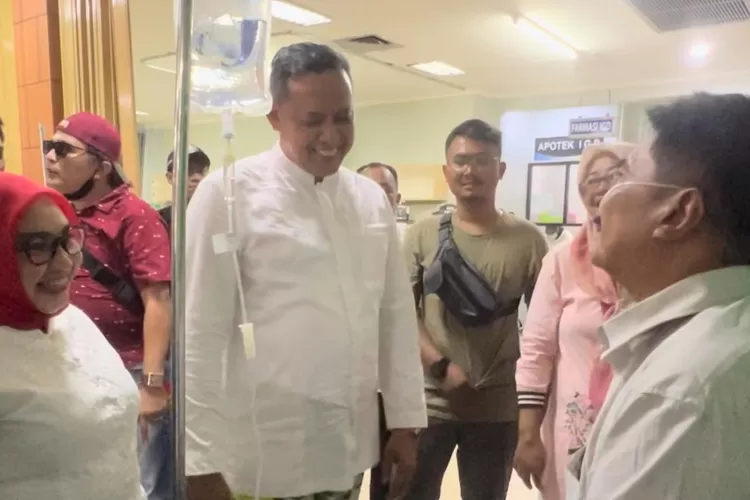 Tri Adhianto Jenguk Relawan yang Pingsan saat Ikut Arak-arakan ke KPUD Kota Bekasi. (Foto/Fajar Saputra.)