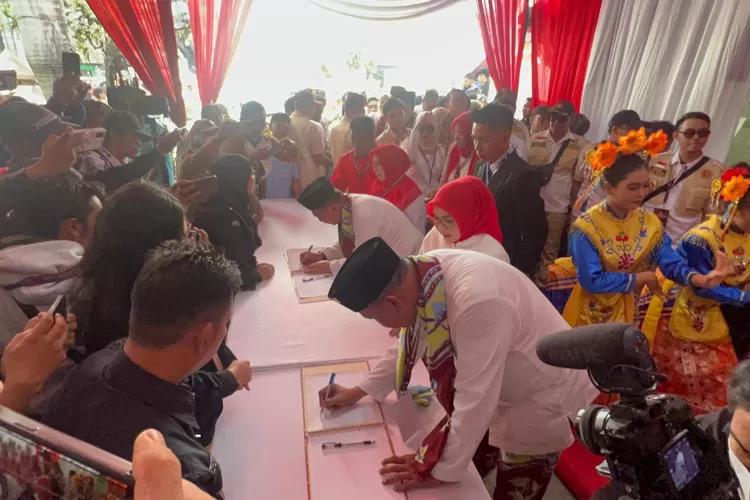 Tri Adhianto dan Bobiehoe Tiba di KPU Kota Bekasi. (Foto/Fajar Saputra.)