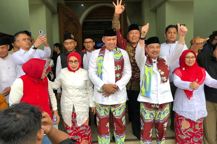 Tri Adhianto dan Bobiehoe Kompak Salat Dhuha di Masjid Al Barkah. (Foto/Fajar Saputra.)