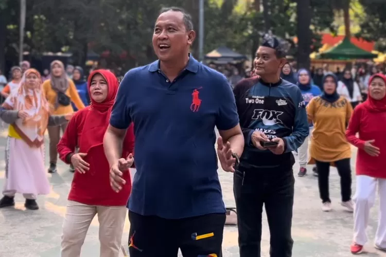 Tri Adhianto dan Bobihoe Jalan Sehat dan Senam Bersama Warga di GOR Bekasi. (Foto/Fajar Saputra.)