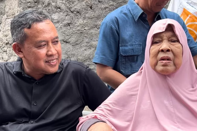 Calon Wali Kota Bekasi Tri Adhianto Berikan Kursi Roda untuk Lansia di Bekasi Selatan. (Foto/Fajar Saputra.)