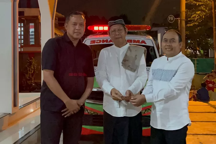 Tri Adhianto Sumbangkan Ambulans ke Masjid Al Barokah. (Foto/Fajar Saputra.)