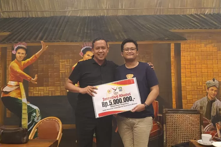 Tri Adhianto Serahkan Uang Saku untuk Atlet Bekasi yang Berlaga di PON Aceh-Sumut. (Foto/Fajar Saputra.)