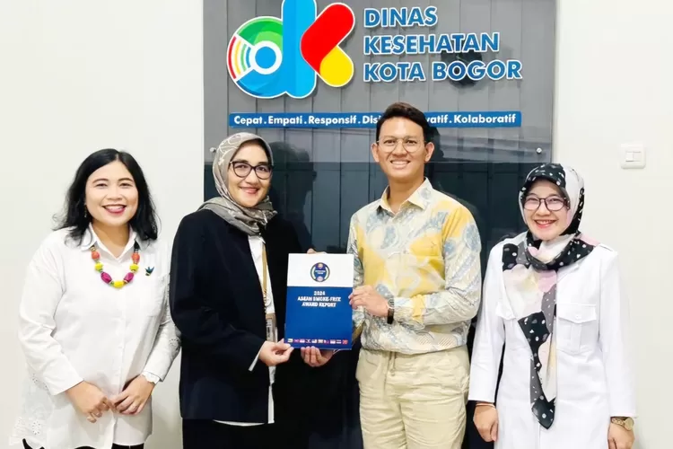 Petugas Dinkes Kota Bogor konsisten mengawasi peredaran dan penjualan rokok di minimarket hingga warung-warung yang berada di pelosok Kota Bogor.  (Foto/Dinkes Kota Bogor.)