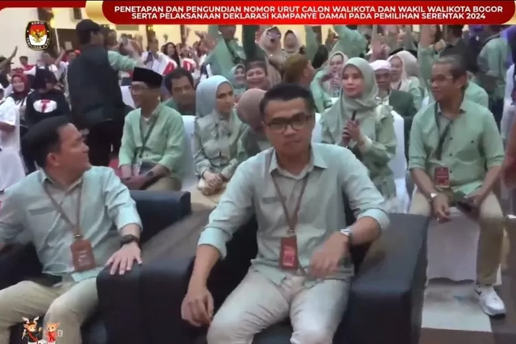 Dokter Rayendra-Eka Maulana Pilih Kemeja Hijau Sage, Ini Makna dan Spirit di Baliknya. (Foto/Tim Publikasi.)