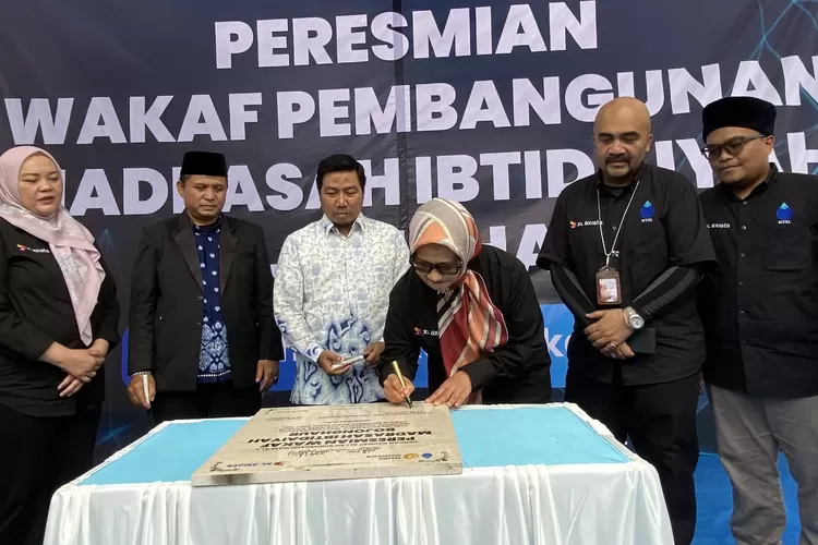 XL Axiata dan Beri Dukungan Renovasi Madrasah di Sukabumi. (Foto/Tim Publikasi.)