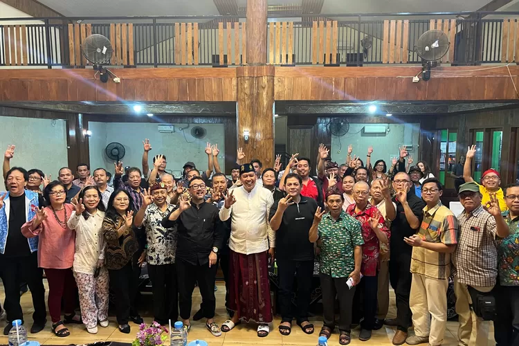 Tri Adhianto dan Ronal Surapradja Silaturahmi dengan Tokoh Lintas Agama di Medansatria. (Foto/Tim Publikasi.)