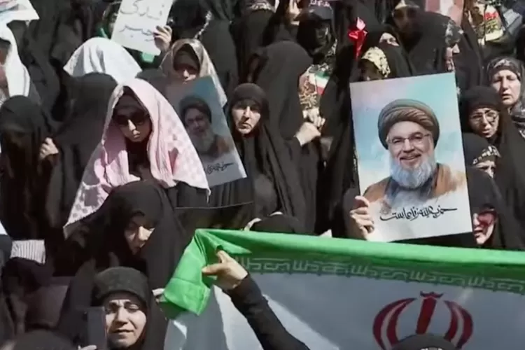 Pimpinan Iran Ayatollah Ali Khamenei jumatan untuk pertama kalinya. (Foto/YouTube.)