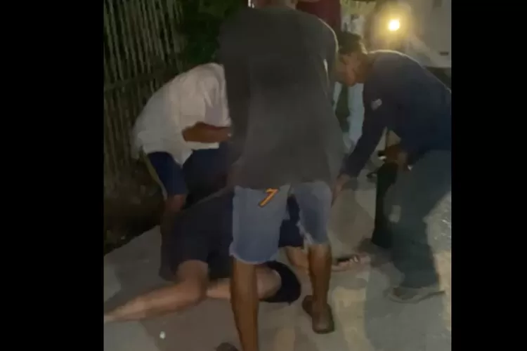 Video Pocong Keliling di Karawang viral. (Foto/TikTok.)