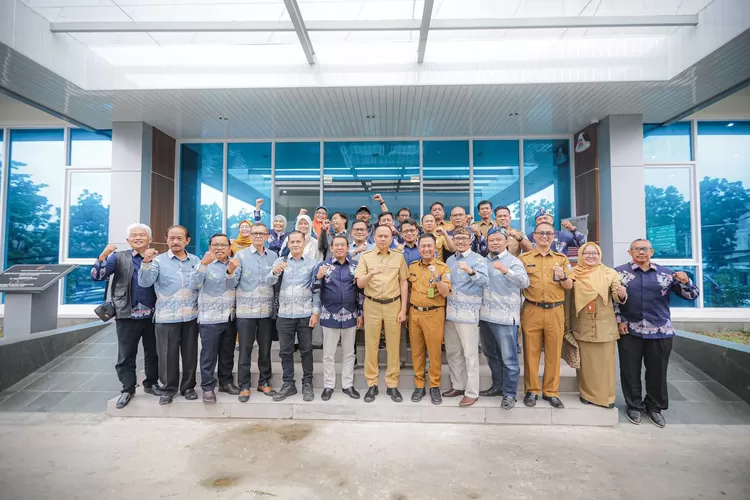 Jajaran Pemkot Bandung saat silaturahmi dan rapat kerja Dewan Pengupahan Kota (DPK) dan LPS Tripartit di Aula Dinas Ketenagakerjaan Kota Bandung. (Foto/Humas Pemkot Bandung.)