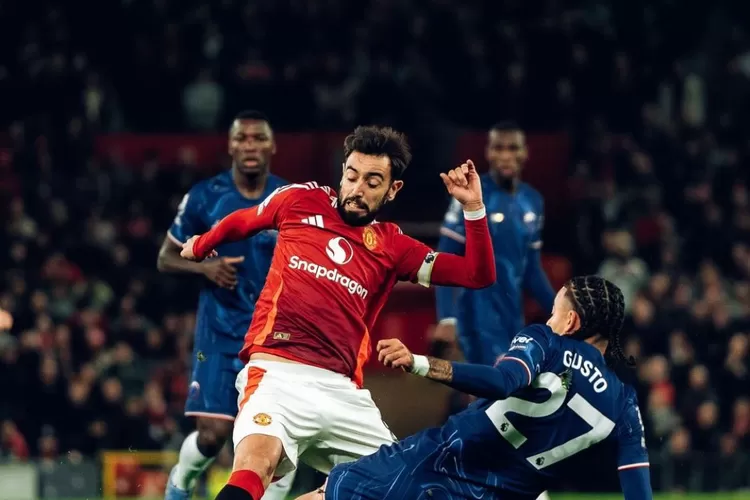 Foto Bruno Fernandes berduel dengan Malo Gusto (instagram @manchesterunited)