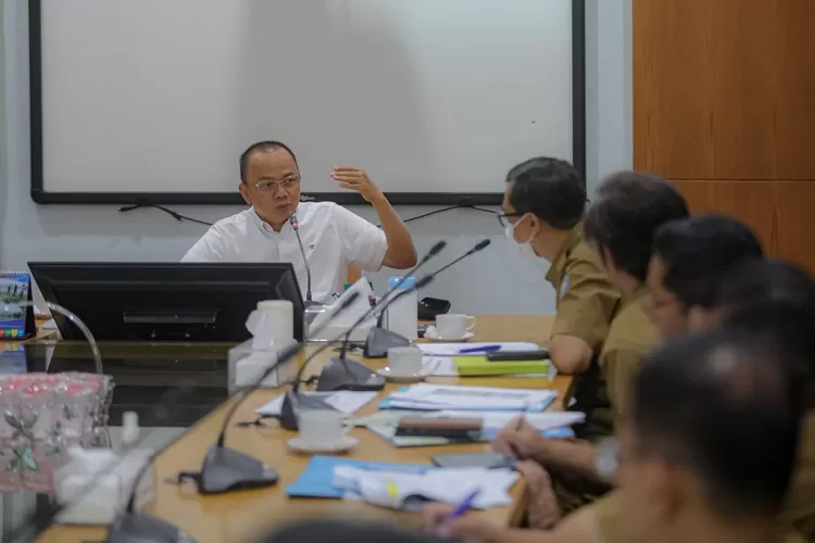 Pj Wali Kota Bandung Saat Rapat Bersama PT BII. (Foto/Humas Pemkot Bandung.)