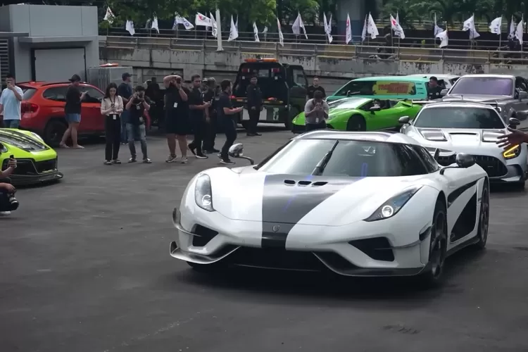 Koenigsegg Regera dan Pagani Huayra Konvoi Bersama di Jalan (Foto / Youtube (Fitra Eri))