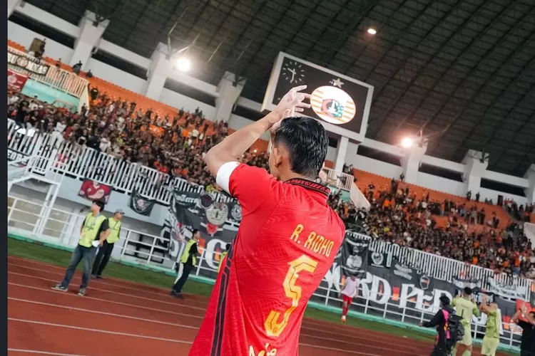 Rizky Ridho Saat Menyambut Kemenangan Bersama The Jakmania (Foto/Instagram @persija)