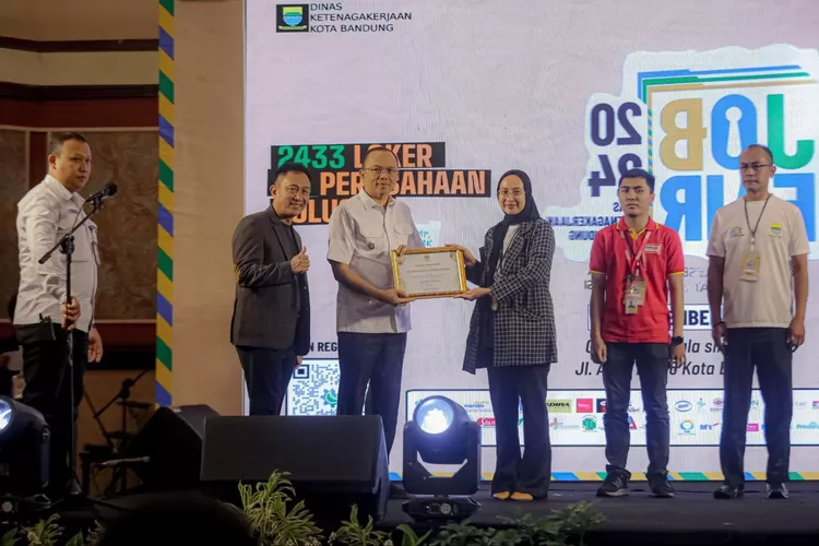 Disnaker Kota Bandung Beri Penghargaan kepada Perusahaan dan Hotel yang Ciptakan Lingkungan Kerja Inklusif. (Foto/Humas Pemkot Bandung.)